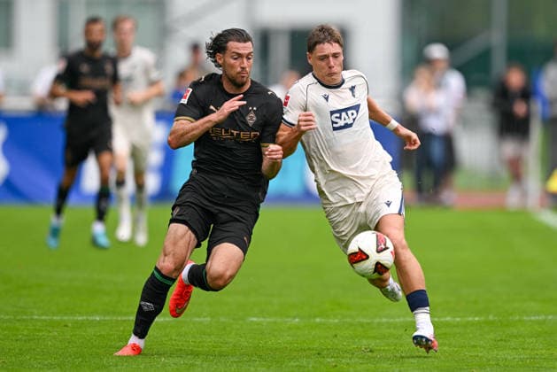 SOCCER - Hoffenheim vs Gladbach, test match SCHWAZ,AUSTRIA,07.AUG.26 - SOCCER - 1. DFL, 1. Deutsche Bundesliga, TSG Hoffenheim vs Borussia Mönchengladbach, test match. Image shows Joe Scally (Gladbach) and Alexander Prass (Hoffenheim).  GEPAxpictures xDanielxSchoenherr