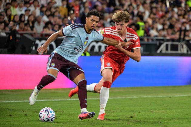 August 7, 2026, Hong Kong, Hong Kong: Bayern Munichs Guido DELLA ROVERE (R) takes on Ashton Villas George HEWMMINGS (L) in their pre season 2026-2027 match in Hong Kong. Audi Football Summit Bayern Munich vs Aston Villa Hong Kong Hong Kong Hong Kong - ZUMAr144 20260807_zap_r144_034 Copyright: xJaynexRussellx