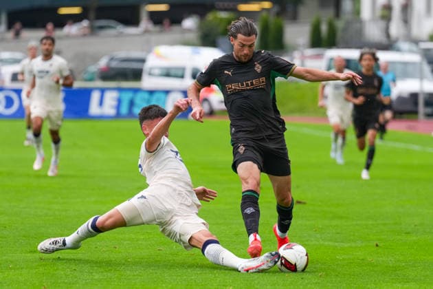 07.08.2026, xydrx, Fußball, Testspiel, TSG 1899 Hoffenheim - Borussia Mönchengladbach, Saison 2026 2027, Silberstadt Arena Schwaz: Albian Hajdari (TSG 1899 Hoffenheim, 21) im Zweikampf gegen Joe Scally (Borussia Moenchengladbach, 29) DFB regulations prohibit any use of photographs as image sequences and or quasi-video. *** August 7, 2026, xydrx, soccer, friendly match, TSG 1899 Hoffenheim vs. Borussia Mönchengladbach, 2026–2027 season, Silberstadt Arena Schwaz, Albian Hajdari (TSG 1899 Hoffenheim), age 21, in a tackle against Joe Scally (Borussia Mönchengladbach), age 29. DFB regulations prohibit any use of photographs as image sequences and or quasi-video. Copyright: HMBxMedia YannisxDreimann