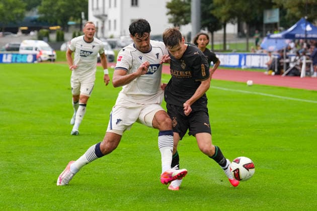 07.08.2026, xydrx, Fußball, Testspiel, TSG 1899 Hoffenheim - Borussia Mönchengladbach, Saison 2026 2027, Silberstadt Arena Schwaz: Ozan Kabak (TSG 1899 Hoffenheim, 5) im Zweikampf gegen Lukas Ullrich (Borussia Moenchengladbach, 26) DFB regulations prohibit any use of photographs as image sequences and or quasi-video. *** August 7, 2026, xydrx, soccer, friendly match, TSG 1899 Hoffenheim vs. Borussia Mönchengladbach, 2026–2027 season, Silberstadt Arena Schwaz, Ozan Kabak (TSG 1899 Hoffenheim), 5 in a tackle against Lukas Ullrich (Borussia Mönchengladbach), 26. DFB regulations prohibit any use of photographs as image sequences and or quasi-video. Copyright: HMBxMedia YannisxDreimann