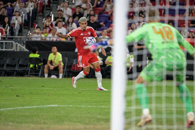 August 7, 2026, Hong Kong, Hong Kong: Lius DIAZ fails to get a goal past the Aston Villa Marco BIZET on his first attempt during the Bayern Munich 2-1 win in the pre season 2026-2027 match in Hong Kong. Audi Football Summit Bayern Munich vs Aston Villa Hong Kong Hong Kong Hong Kong - ZUMAr144 20260807_zap_r144_038 Copyright: xJaynexRussellx