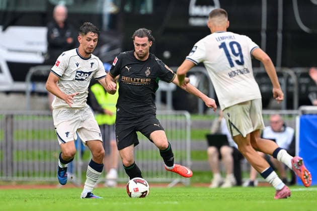 SOCCER - Hoffenheim vs Gladbach, test match SCHWAZ,AUSTRIA,07.AUG.26 - SOCCER - 1. DFL, 1. Deutsche Bundesliga, TSG Hoffenheim vs Borussia Mönchengladbach, test match. Image shows Cajetan Lenz (Hoffenheim), Joe Scally (Gladbach) and Tim Lemperle (Hoffenheim).  GEPAxpictures xDanielxSchoenherr