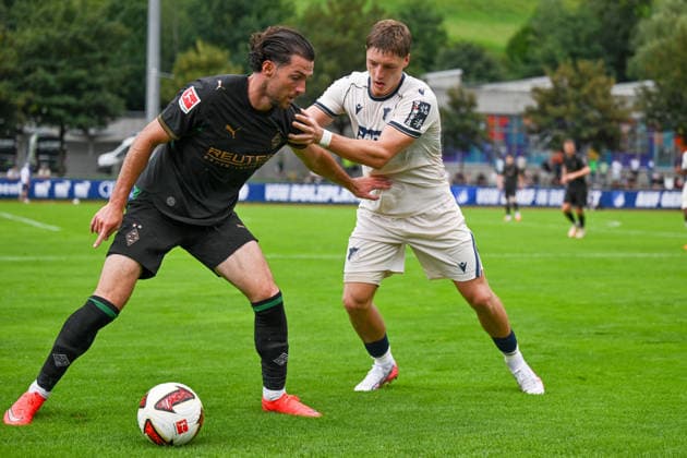 SOCCER - Hoffenheim vs Gladbach, test match SCHWAZ,AUSTRIA,07.AUG.26 - SOCCER - 1. DFL, 1. Deutsche Bundesliga, TSG Hoffenheim vs Borussia Mönchengladbach, test match. Image shows Joe Scally (Gladbach) and Alexander Prass (Hoffenheim).  GEPAxpictures xDanielxSchoenherr