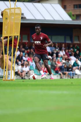 07.08.2026, GER, Fussball, Herren, FC Augsburg, Bundesliga, Trainingslager, Achensee, FCA, Uchenna Ogundu im Training Achenkirch *** August 7, 2026, GER, Soccer, Men s, FC Augsburg, Bundesliga, Training Camp, Achensee, FCA, Uchenna Ogundu in training in Achenkirch