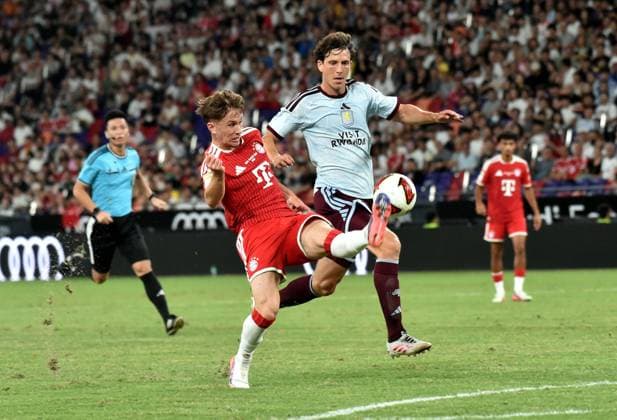 (260807) -- HONG KONG, Aug. 7, 2026 -- Tim Binder (L) of Bayern Munich vies with Pau Torres of Aston Villa during a pre-season friendly football match between Bayern Munich and Aston Villa in Hong Kong, south China, Aug. 7, 2026. ) (SP)CHINA-HONG KONG-FOOTBALL-PRE-SEASON FRIENDLY-BAYERN MUNICH VS ASTON VILLA (CN) LoxPingxFai 