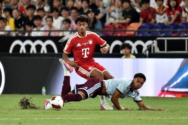 (260807) -- HONG KONG, Aug. 7, 2026 -- Nathaniel Brown (back) of Bayern Munich vies with Brian Madjo of Aston Villa during a pre-season friendly football match between Bayern Munich and Aston Villa in Hong Kong, south China, Aug. 7, 2026. ) (SP)CHINA-HONG KONG-FOOTBALL-PRE-SEASON FRIENDLY-BAYERN MUNICH VS ASTON VILLA (CN) LoxPingxFai 