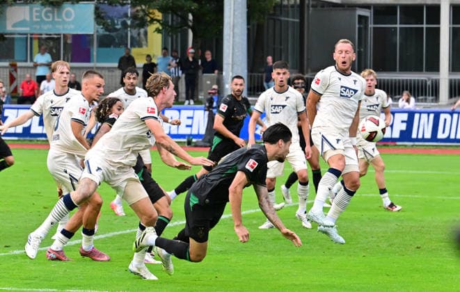 07.08.2026; Schwaz, Oesterreich; Fussball, Herren, Saison 2026 2027, Testspiel TSG 1899 Hoffenheim vs. Borussia Moenchengladbach Kopfballchance von Kevin Diks (Gladbach, vorne) DFL regulations prohibit any use of photographs as image sequences and or quasi-video. Silberstadt Arena Oesterreich *** August 7, 2026, Schwaz, Austria; Soccer, Men s, 2026–2027 season, Friendly Match: TSG 1899 Hoffenheim vs. Borussia Mönchengladbach. Heading chance by Kevin Diks (Gladbach), up front. DFL regulations prohibit any use of photographs as image sequences and or quasi-video. Silberstadt Arena, Austria
