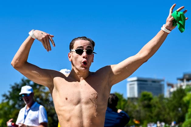 David Betlehem of Hungary celebrates after winning the gold medal in the open water swimming 3km Knockout Men Final during the European Aquatics Championships at the River Seine in Paris (France), August 7, 2026. Andrea Masini Deepbluemedia Insidefoto