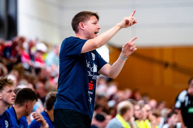 07.08.2026, xdobgx, Handball Heide-Cup 2026, TSV Hannover-Burgdorf - Mors Thy Handball v.l. Dennis Bo Jensen (Mors-Thy Handbold, Cheftrainer) gibt Anweisungen, gestikuliert mit den Armen, gesticulate, gives instructions *** August 7, 2026, xdobgx, 2026 Heide Cup Handball Tournament, TSV Hannover Burgdorf vs. Mors Thy Handball; from left: Dennis Bo Jensen (Mors Thy Handball), head coach giving instructions, gesturing with his arms, gesticulating, giving instructions