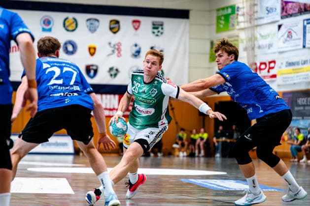 07.08.2026, xdobgx, Handball Heide-Cup 2026, TSV Hannover-Burgdorf - Mors Thy Handball v.l. Jonathan Edvardsson (TSV Hannover-Burgdorf, 26) am Ball, plays the ball *** August 7, 2026, xdobgx, 2026 Heide Cup Handball Tournament, TSV Hannover Burgdorf vs. Mors Thy Handball; from left: Jonathan Edvardsson of TSV Hannover Burgdorf, No. 26, in possession of the ball, plays the ball