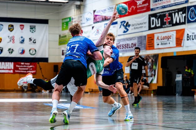 07.08.2026, xdobgx, Handball Heide-Cup 2026, TSV Hannover-Burgdorf - Mors Thy Handball v.l. Simon Skovhus Jensen (Mors-Thy Handbold, 27), Leif Tissier (TSV Hannover-Burgdorf, 7) am Ball, plays the ball, Silas Overby (Mors-Thy Handbold, 36) Zweikampf, Duell, Kampf, tackle *** August 7, 2026, xdobgx, 2026 Heide Cup Handball Tournament, TSV Hannover Burgdorf vs. Mors Thy Handball; from left: Simon Skovhus Jensen (Mors Thy Handbold), 27; Leif Tissier (TSV Hannover Burgdorf), 7; on the ball; plays the ball; Silas Overby (Mors Thy Handbold), 36; one-on-one, duel, battle, tackle