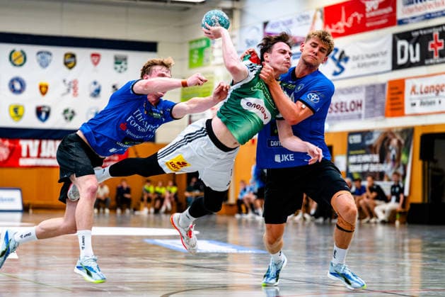 07.08.2026, xdobgx, Handball Heide-Cup 2026, TSV Hannover-Burgdorf - Mors Thy Handball v.l. Leif Tissier (TSV Hannover-Burgdorf, 7) beim Wurf, in action, throwing, Silas Overby (Mors-Thy Handbold, 36) *** August 7, 2026, xdobgx, 2026 Heide Cup Handball Tournament, TSV Hannover Burgdorf vs. Mors Thy Handball, from left: Leif Tissier (TSV Hannover Burgdorf), taking a shot, in action, throwing; Silas Overby (Mors Thy Handball), 36