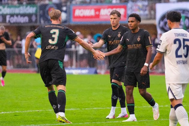 07.08.2026, xydrx, Fußball, Testspiel, TSG 1899 Hoffenheim - Borussia Mönchengladbach, Saison 2026 2027, Silberstadt Arena Schwaz: Torjubel nach dem Tor zum 1:1 für Borussia Moenchengladbach durch Torschütze Robin Hack (Borussia Moenchengladbach, 25) zusammen mit Isac Lidberg (Borussia Moenchengladbach, 3) und Mathieu Nguefack (Borussia Moenchengladbach, 34) DFB regulations prohibit any use of photographs as image sequences and or quasi-video. *** August 7, 2026, xydrx, soccer, friendly match, TSG 1899 Hoffenheim vs. Borussia Mönchengladbach, 2026–2027 season, Silberstadt Arena Schwaz: Celebrations after the goal that tied the score at 1–1 for Borussia Mönchengladbach, scored by Robin Hack (Borussia Mönchengladbach, No. 25), along with Isac Lidberg (Borussia Mönchengladbach, No. 3) and Mathieu Nguefack (Borussia Mönchengladbach, 34. DFB regulations prohibit any use of photographs as image sequences and or quasi-video Copyright: HMBxMedia YannisxDreimann