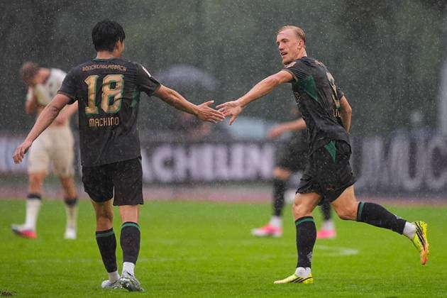 07.08.2026, xydrx, Fußball, Testspiel, TSG 1899 Hoffenheim - Borussia Mönchengladbach, Saison 2026 2027, Silberstadt Arena Schwaz: Torjubel nach dem Tor zum 2:1 für Borussia Moenchengladbach durch Torschütze Isac Lidberg (Borussia Moenchengladbach, 3) zusammen mit Shuto Machino (Borussia Moenchengladbach, 18) DFB regulations prohibit any use of photographs as image sequences and or quasi-video. *** August 7, 2026, xydrx, soccer, friendly match, TSG 1899 Hoffenheim vs. Borussia Mönchengladbach, 2026–2027 season, Silberstadt Arena Schwaz: Celebrations after Borussia Mönchengladbach’s 2–1 goal scored by Isac Lidberg, along with Shuto Machino, Borussia Mönchengladbach, 18. DFB regulations prohibit any use of photographs as image sequences and or quasi-video. Copyright: HMBxMedia YannisxDreimann