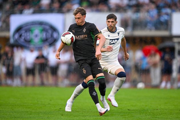 SOCCER - Hoffenheim vs Gladbach, test match SCHWAZ,AUSTRIA,07.AUG.26 - SOCCER - 1. DFL, 1. Deutsche Bundesliga, TSG Hoffenheim vs Borussia Mönchengladbach, test match. Image shows Robin Hack (Gladbach) and Robin Hranac (Hoffenheim).  GEPAxpictures xDanielxSchoenherr