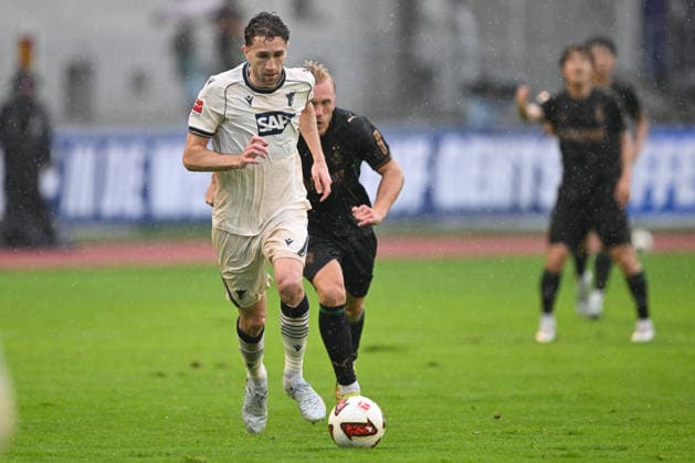 SOCCER - Hoffenheim vs Gladbach, test match SCHWAZ,AUSTRIA,07.AUG.26 - SOCCER - 1. DFL, 1. Deutsche Bundesliga, TSG Hoffenheim vs Borussia Mönchengladbach, test match. Image shows Valentin Gendrey (Hoffenheim) and Isac Lidberg (Gladbach).  GEPAxpictures xDanielxSchoenherr