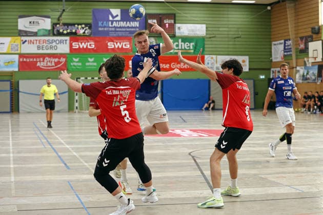 07.08.2026, xovx, Handball Lindencup, TuS Holzheim - HSG Pohlheim v.l. Finn Langenau (TuS Holzheim), Florentin Datz (HSG Pohlheim), Maxim Hölzer (TuS Holzheim) Linden Stadthalle Hessen Deutschland (DE) *** August 7, 2026, xovx, Lindencup Handball Tournament, TuS Holzheim vs. HSG Pohlheim, Finn Langenau (TuS Holzheim), Florentin Datz (HSG Pohlheim), Maxim Hölzer (TuS Holzheim), Linden Stadthalle, Hesse, Germany, DE