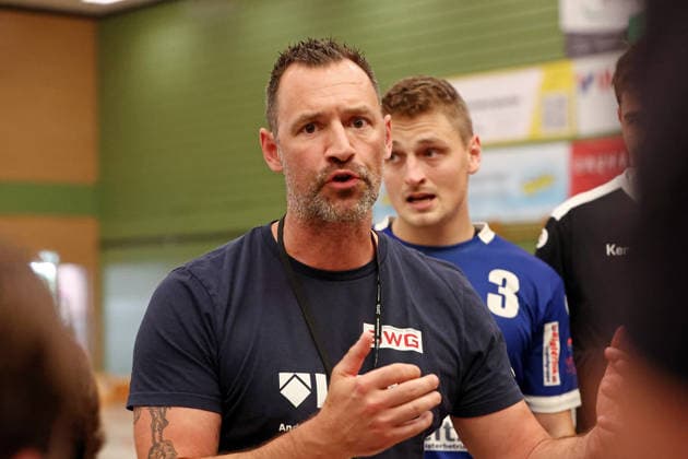 07.08.2026, xovx, Handball Lindencup, TuS Holzheim - HSG Pohlheim Trainer Mario Weber (HSG Pohlheim) Linden Stadthalle Hessen Deutschland (DE) *** August 7, 2026, xovx, Lindencup Handball Tournament, TuS Holzheim vs. HSG Pohlheim, Coach Mario Weber, HSG Pohlheim, Linden City Hall, Hesse, Germany, DE