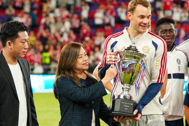 HONG KONG-SPORTS BAYERN-ASTON-VILLA Secretary for Culture, Sports and Tourism Rosanna Law Shuk-pui presents the championship trophy to Bayern Munich captain Manuel Neuer during the post-match award ceremony after Bayern s 2-1 victory over Aston Villa in the exhibition football match at the Kai Tak Stadium on August 7, 2026 in Hong Kong. (Photo by Zulu Lo TMHK via Nexpher Images) Hong Kong