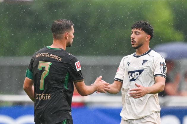 SOCCER - Hoffenheim vs Gladbach, test match SCHWAZ,AUSTRIA,07.AUG.26 - SOCCER - 1. DFL, 1. Deutsche Bundesliga, TSG Hoffenheim vs Borussia Mönchengladbach, test match. Image shows Kevin Stoeger (Gladbach) and Umut Tohumcu (Hoffenheim).  GEPAxpictures xDanielxSchoenherr
