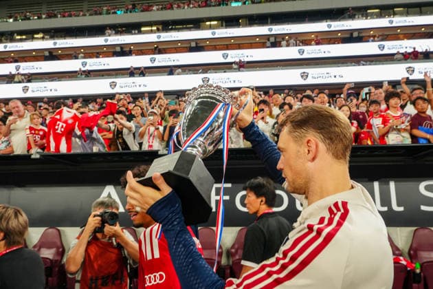 HONG KONG-SPORTS BAYERN-ASTON-VILLA Players of Bayern Munich lift the championship trophy and celebrate their 2-1 victory over Aston Villa following the exhibition football match at the Kai Tak Stadium on August 7, 2026 in Hong Kong. (Photo by Zulu Lo TMHK via Nexpher Images) Hong Kong
