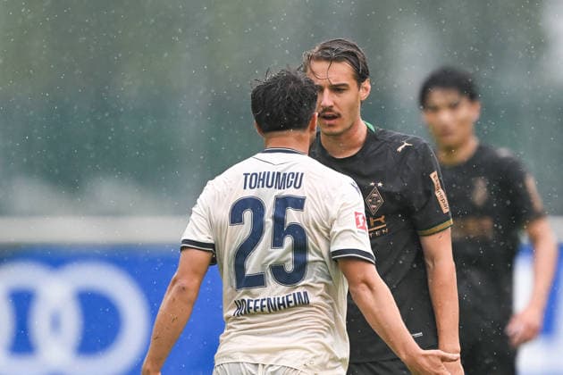 SOCCER - Hoffenheim vs Gladbach, test match SCHWAZ,AUSTRIA,07.AUG.26 - SOCCER - 1. DFL, 1. Deutsche Bundesliga, TSG Hoffenheim vs Borussia Mönchengladbach, test match. Image shows Umut Tohumcu (Hoffenheim) and Florian Neuhaus (Gladbach).  GEPAxpictures xDanielxSchoenherr