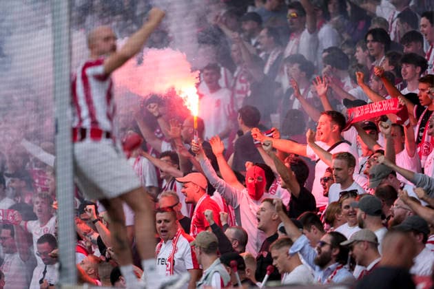 Die Fans von Fortuna Düsseldorf zünden in der Fankurve Pyrotechnik, Stimmung im Stadion, Atmosphäre, Pyro, Pyros, Ultras, Zuschauer, Fanblock, Chaoten, Bengalo, Bengalos, Feuerwerk, flare, 07.08.2026, Mannheim (Deutschland), Fussball, 3. Liga, SV Waldhof Mannheim - Fortuna Düsseldorf, DFB DFL REGULATIONS PROHIBIT ANY USE OF PHOTOGRAPHS AS IMAGE SEQUENCES AND OR QUASI-VIDEO. *** Fortuna Düsseldorf fans set off pyrotechnics in the fan section; stadium atmosphere, pyro, Ultras, spectators, fan block, troublemakers, Bengalo, Bengalos, fireworks, flare, 07 08 2026, Mannheim, Germany, soccer, 3rd Division, SV Waldhof Mannheim vs. Fortuna Düsseldorf, DFB and DFL regulations prohibit any use of photographs as image sequences and or quasi-video xozx