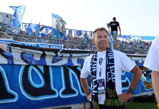 Fussball, Herren, Regionalliga Bayern, Saison 2026 2027, TSV 1860 München - FC Augsburg II, Grünwalder Stadion Gernot Mang, Präsident (TSV 1860 München) stehend vor dem Spiel vor der Westkurve, Ultras *** Soccer, Men s, Bavarian Regional League, 2026–2027 Season, TSV 1860 Munich vs. FC Augsburg II, Grünwalder Stadium; Gernot Mang, President of TSV 1860 Munich, standing in front of the Westkurve before the game, Ultras