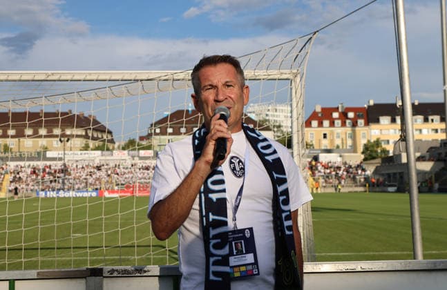 Fussball, Herren, Regionalliga Bayern, Saison 2026 2027, TSV 1860 München - FC Augsburg II, Grünwalder Stadion Gernot Mang, Präsident (TSV 1860 München) stehend vor dem Spiel vor der Westkurve, Ultras, hier spricht er zu den Fans *** Soccer, Men s, Bavarian Regional League, 2026–2027 Season, TSV 1860 Munich vs. FC Augsburg II, Grünwalder Stadium; Gernot Mang, President of TSV 1860 Munich, standing in front of the Westkurve before the game, Ultras; here he is speaking to the fans