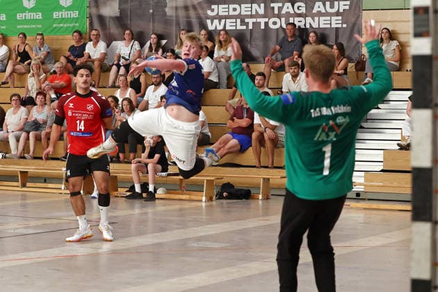 07.08.2026, xovx, Handball Lindencup, TuS Holzheim - HSG Pohlheim v.l. Atakan Bulut (TuS Holzheim), Fabian Neul (HSG Pohlheim), Ben Fischer (TuS Holzheim) Linden Stadthalle Hessen Deutschland (DE) *** August 7, 2026, xovx, Lindencup Handball Tournament, TuS Holzheim vs. HSG Pohlheim: Atakan Bulut (TuS Holzheim), Fabian Neul (HSG Pohlheim), Ben Fischer (TuS Holzheim); Linden Stadthalle, Hesse, Germany, DE