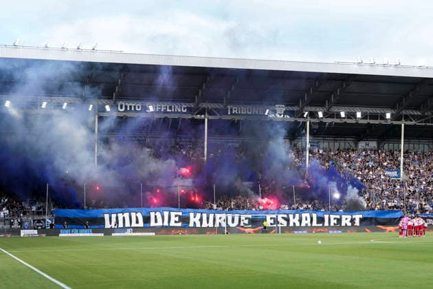 Die Fans vom SV Waldhof Mannheim zünden in der Fankurve Pyrotechnik, Stimmung im Stadion, Atmosphäre, Pyro, Pyros, Ultras, Zuschauer, Fanblock, Chaoten, Bengalo, Bengalos, Feuerwerk, flare, 07.08.2026, Mannheim (Deutschland), Fussball, 3. Liga, SV Waldhof Mannheim - Fortuna Düsseldorf, DFB DFL REGULATIONS PROHIBIT ANY USE OF PHOTOGRAPHS AS IMAGE SEQUENCES AND OR QUASI-VIDEO. *** SV Waldhof Mannheim fans set off pyrotechnics in the fan section; stadium atmosphere, pyro, Ultras, spectators, fan block, troublemakers, Bengalo, Bengalos, fireworks, flare, 07 08 2026, Mannheim, Germany, soccer, 3rd Division, SV Waldhof Mannheim vs. Fortuna Düsseldorf, DFB and DFL regulations prohibit any use of photographs as image sequences and or quasi-video xozx