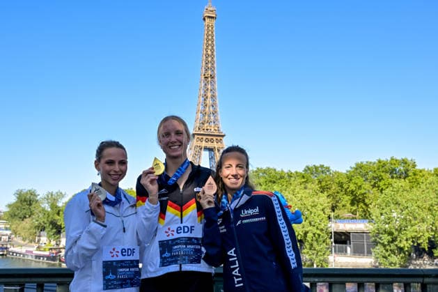 Isabel Gose of Germany shows the gold medal after competing in the open water swimming 3km Knockout Women Final during the European Aquatics Championships at the River Seine in Paris (France), August 7, 2026. Giorgio Scala DBM - Deepbluemedia Insidefoto