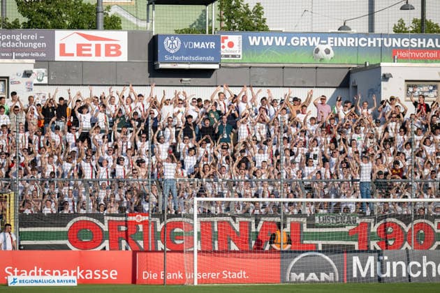 Fans vom FC Augsburg II, TSV 1860 von Muenchen vs. FC Augsburg II, Fussball, Regionalliga Bayern, 3. Spieltag, 07.08.2026 DFB regulations prohibit any use of photographs as image sequences and or quasi-video Muenchen Bayern Deutschland *** FC Augsburg II fans, TSV 1860 Munich vs. FC Augsburg II, soccer, Bavarian Regional League, Matchday 3, August 7, 2026. DFB regulations prohibit any use of photographs as image sequences and or quasi-video. Munich, Bavaria, Germany Copyright: xkolbert-press UlrichxGamelx