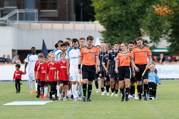 Davina Lutz (Schiedsrichter:in), Kevin Rösch (Schiedsrichterassistent:in) und Christoph Stühler (Schiedsrichterassistent:in) führen die Mannschaften aufs Spielfeld beim Spiel zwischen TSV Landsberg v FV Illertissen 1921, Fussball, Herren, Regionalliga Bayern, 2026 2027, 3.Spieltag am 07.08.2026 in Landsberg am Lech, Sportpark. Bayern Deutschland *** Davina Lutz (referee), Kevin Rösch (assistant referee), and Christoph Stühler (assistant referee) will lead the teams onto the field for the match between TSV Landsberg and FV Illertissen 1921, Soccer, Men’s, Bavarian Regional League, 2026–2027, Matchday 3 on August 7, 2026, in Landsberg am Lech, Sportpark, Bavaria, Germany