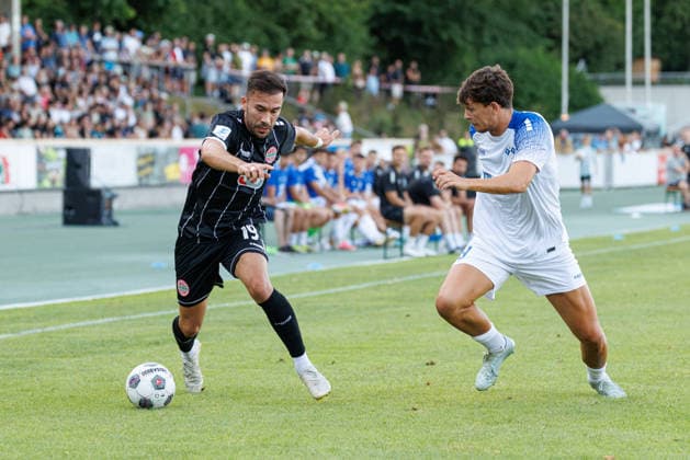 Furkan Kircicek (19, TSV Landsberg) und Jordi Wegmann (19, FV Illertissen 1921) beim Spiel zwischen TSV Landsberg v FV Illertissen 1921, Fussball, Herren, Regionalliga Bayern, 2026 2027, 3.Spieltag am 07.08.2026 in Landsberg am Lech, Sportpark. Bayern Deutschland *** Furkan Kircicek, 19, of TSV Landsberg, and Jordi Wegmann, 19, of FV Illertissen 1921, during the match between TSV Landsberg and FV Illertissen 1921, soccer, men’s, Bavarian Regional League, 2026–2027, Matchday 3 on August 7, 2026, in Landsberg am Lech, Sportpark, Bavaria, Germany