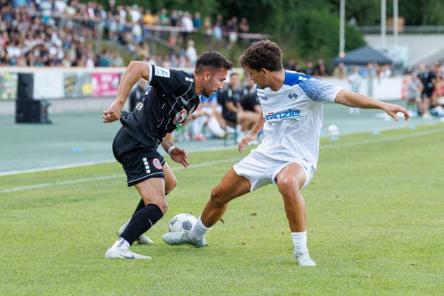 Furkan Kircicek (19, TSV Landsberg) und Jordi Wegmann (19, FV Illertissen 1921) beim Spiel zwischen TSV Landsberg v FV Illertissen 1921, Fussball, Herren, Regionalliga Bayern, 2026 2027, 3.Spieltag am 07.08.2026 in Landsberg am Lech, Sportpark. Bayern Deutschland *** Furkan Kircicek, 19, of TSV Landsberg, and Jordi Wegmann, 19, of FV Illertissen 1921, during the match between TSV Landsberg and FV Illertissen 1921, soccer, men’s, Bavarian Regional League, 2026–2027, Matchday 3 on August 7, 2026, in Landsberg am Lech, Sportpark, Bavaria, Germany