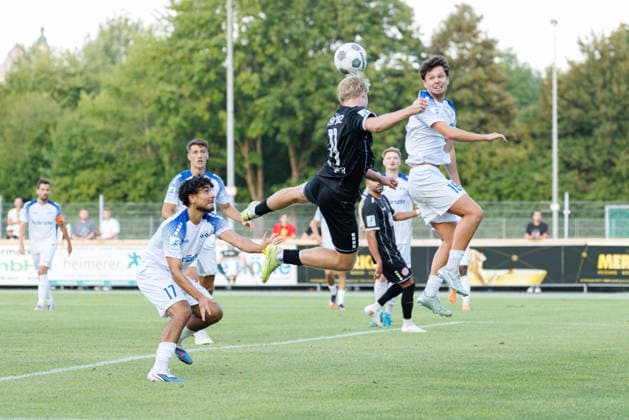 Jordi Wegmann (19, FV Illertissen 1921) und Maximilian Seemüller (11, TSV Landsberg) beim Spiel zwischen TSV Landsberg v FV Illertissen 1921, Fussball, Herren, Regionalliga Bayern, 2026 2027, 3.Spieltag am 07.08.2026 in Landsberg am Lech, Sportpark. Bayern Deutschland *** Jordi Wegmann 19, FV Illertissen 1921, and Maximilian Seemüller 11, TSV Landsberg, during the match between TSV Landsberg and FV Illertissen 1921, soccer, men’s, Bavarian Regional League, 2026–2027, Matchday 3 on August 7, 2026, in Landsberg am Lech, Sportpark, Bavaria, Germany