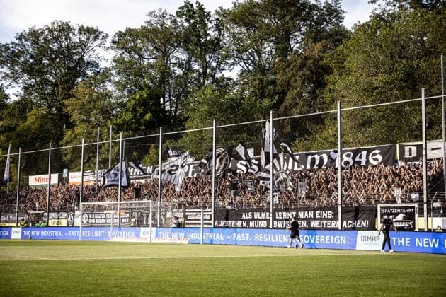 SV Stuttgarter Kickers vs. SSV Ulm 1846 Fußball, Fussball, Regionalliga, 1. Spieltag, GAZI-Stadion auf der Waldau Stuttgart 07.08.26 Fans SSV Ulm 1846 Fußball SV Stuttgarter Kickers vs. SSV Ulm 1846 Fußball, Fussball, Regionalliga, 1. Spieltag, GAZI-Stadion auf der Waldau Stuttgart 07.08.26 Foto: Lucca Fundel Stuttgart GAZI-Stadion auf der Waldau Baden-Württemberg Deutschland *** SV Stuttgarter Kickers vs. SSV Ulm 1846 Soccer, Regionalliga, Matchday 1, GAZI Stadium at Waldau, Stuttgart, August 26, 2007, SSV Ulm 1846 fans, soccer, SV Stuttgarter Kickers vs. SSV Ulm 1846, soccer, Regionalliga, Matchday 1, GAZI Stadium auf der Waldau, Stuttgart, August 26, 2007. Photo by Lucca Fundel, Stuttgart, GAZI Stadium auf der Waldau, Baden-Württemberg, Germany