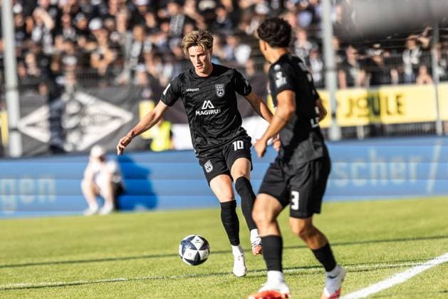 SV Stuttgarter Kickers vs. SSV Ulm 1846 Fußball, Fussball, Regionalliga, 1. Spieltag, GAZI-Stadion auf der Waldau Stuttgart 07.08.26 Oliver Wähling (SSV Ulm 1846 Fußball, 10) SV Stuttgarter Kickers vs. SSV Ulm 1846 Fußball, Fussball, Regionalliga, 1. Spieltag, GAZI-Stadion auf der Waldau Stuttgart 07.08.26 Foto: Lucca Fundel Stuttgart GAZI-Stadion auf der Waldau Baden-Württemberg Deutschland *** SV Stuttgarter Kickers vs. SSV Ulm 1846 Soccer, Regionalliga, Matchday 1, GAZI Stadium at Waldau, Stuttgart, August 26, 2007, Oliver Wähling, SSV Ulm 1846, Soccer, 10 SV Stuttgarter Kickers vs. SSV Ulm 1846, Soccer, Regional League, Matchday 1, GAZI Stadium auf der Waldau, Stuttgart, August 26, 2007 Photo by Lucca Fundel, Stuttgart, GAZI Stadium auf der Waldau, Baden-Württemberg, Germany