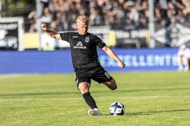 SV Stuttgarter Kickers vs. SSV Ulm 1846 Fußball, Fussball, Regionalliga, 1. Spieltag, GAZI-Stadion auf der Waldau Stuttgart 07.08.26 Per Lockl (SSV Ulm 1846 Fußball, 08) SV Stuttgarter Kickers vs. SSV Ulm 1846 Fußball, Fussball, Regionalliga, 1. Spieltag, GAZI-Stadion auf der Waldau Stuttgart 07.08.26 Foto: Lucca Fundel Stuttgart GAZI-Stadion auf der Waldau Baden-Württemberg Deutschland *** SV Stuttgarter Kickers vs. SSV Ulm 1846 Soccer, Regionalliga, Matchday 1, GAZI Stadium on the Waldau, Stuttgart, August 26, 2007, by Per Lockl, SSV Ulm 1846 Soccer, August 8, SV Stuttgarter Kickers vs. SSV Ulm 1846 Soccer, Regional League, Matchday 1, GAZI Stadium auf der Waldau, Stuttgart, August 26, 2007 Photo by Lucca Fundel, Stuttgart, GAZI Stadium auf der Waldau, Baden-Württemberg, Germany