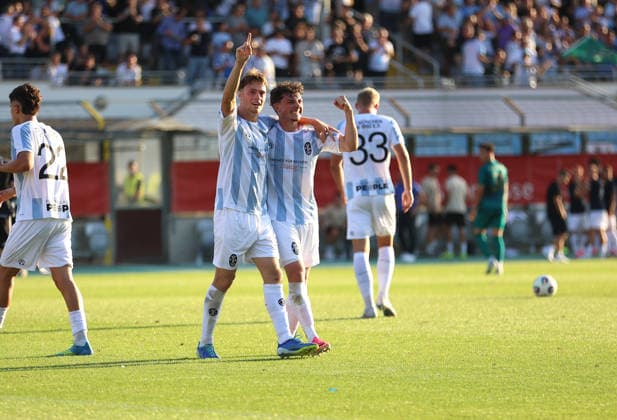 Fussball, Herren, Regionalliga Bayern, Saison 2026 2027, TSV 1860 München - FC Augsburg II, Grünwalder Stadion Jubel vom Vorbereiter zum 2:0 durch Niederlchner hier Emre Erdogan (TSV 1860 München) (li.) mit Lance Fiedler (TSV 1860 München) (re.) beim Jubeln, Torjubel *** Soccer, Men s, Bavarian Regional League, 2026–2027 Season, TSV 1860 Munich vs. FC Augsburg II, Grünwalder Stadium: Celebration by the assist provider for the 2–0 goal by Niederlchner; here, Emre Erdogan (TSV 1860 Munich, left) and Lance Fiedler (TSV 1860 Munich, right) celebrate; goal celebration