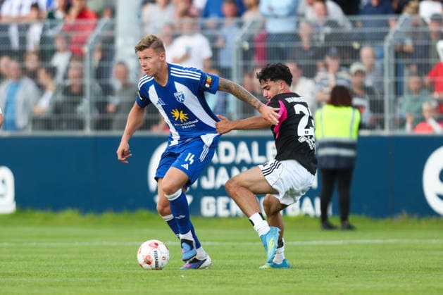 07.08.2026, Fussball, Herren, Regionalliga Nord, 02. Spieltag, BSV Kickers Emden - Hamburger SV II Luc Ihorst (blau 14 BSV Kickers Emden) im Zweikampf mit Mehmet Yildirim (23 Hamburger SV II) *** August 7, 2026, Soccer, Men s, Regionalliga Nord, Matchday 2, BSV Kickers Emden vs. Hamburger SV II, Luc Ihorst (blue, 14) of BSV Kickers Emden in a tackle with Mehmet Yildirim (23) of Hamburger SV II