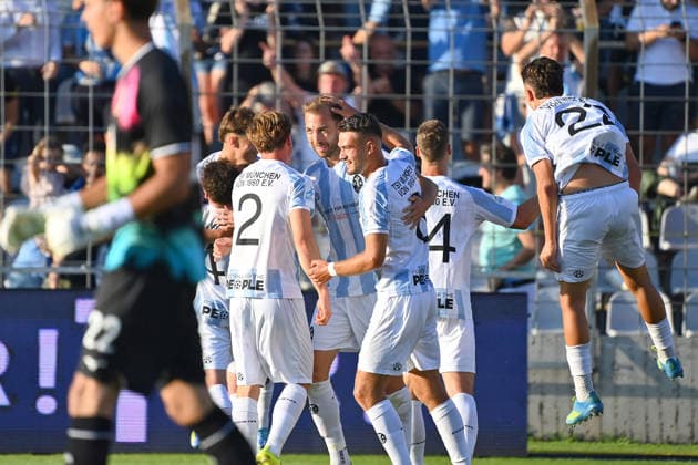 Kollektiver Torjubel um Michael EBERWEIN (1860 Muenchen) nach Tor zum 1-0, Jubel,Freude,Begeisterung,Aktion. Fussball Regionalliga Bayern Saison 2026 2027,26 27 3.Spieltag TSV 1860 Muenchen - FC Augsburg II am 07.08.2026 in Muenchen GRUENWALDER STADION. *** Collective goal celebration for Michael EBERWEIN of 1860 Munich after scoring the 1-0 goal; celebration, joy,excitement, action—Bavarian Regional League soccer, 2026–2027 season, Matchday 26–27, Game 3: TSV 1860 Munich vs. FC Augsburg II on August 7, 2026, at Grünwalder Stadium in Munich