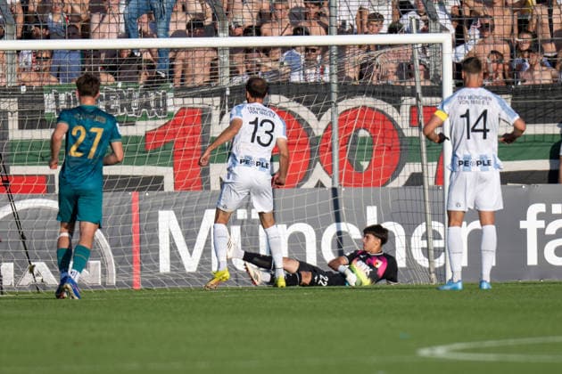 Toom Heinz Wisbreit 22 (FC Augsburg II) springt beim Elfmeter in die falsche Richtung, Tor, TSV 1860 von Muenchen vs. FC Augsburg II, Fussball, Regionalliga Bayern, 3. Spieltag, 07.08.2026 DFB regulations prohibit any use of photographs as image sequences and or quasi-video Muenchen Bayern Deutschland *** Toom Heinz Wisbreit 22 of FC Augsburg II dives the wrong way on a penalty kick; goal; TSV 1860 Munich vs. FC Augsburg II; soccer; Bavarian Regional League; Matchday 3; August 7, 2026 DFB regulations prohibit any use of photographs as image sequences and or quasi-video Munich, Bavaria, Germany Copyright: xkolbert-press UlrichxGamelx
