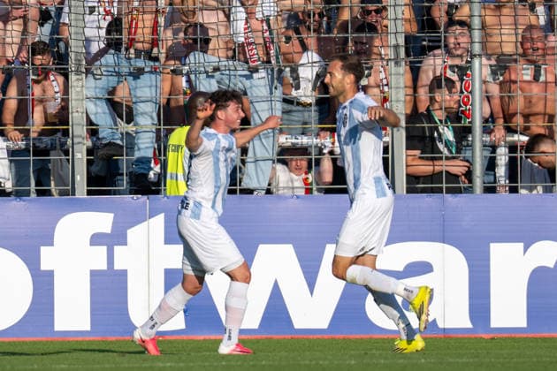 Torjubel zum 1:0, TSV 1860 Muenchen, TSV 1860 von Muenchen vs. FC Augsburg II, Fussball, Regionalliga Bayern, 3. Spieltag, 07.08.2026 DFB regulations prohibit any use of photographs as image sequences and or quasi-video Muenchen Bayern Deutschland *** Goal celebration after the 1-0, TSV 1860 Munich, TSV 1860 Munich vs. FC Augsburg II, Soccer, Bavarian Regional League, Matchday 3, August 7, 2026 DFB regulations prohibit any use of photographs as image sequences and or quasi-video Munich, Bavaria, Germany Copyright: xkolbert-press UlrichxGamelx