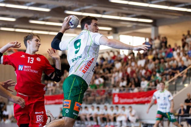 Max BENEKE (FRISCH AUF! Goeppingen, 09) erzielt ein Tor, Aktion, Torwurf GER, FRISCH AUF! Goeppingen vs. TSV Neuhausen Filder, Handball, Vorbereitung, Turnier, S-Cup Altensteig, Viertelfinale, Spielzeit 2026 2027, 07.08.2026, GER, FRISCH AUF! Goeppingen vs. TSV Neuhausen Filder, Handball, Vorbereitung, Turnier, S-Cup Altensteig, Viertelfinale, Spielzeit 2026 2027, 07.08.2026, Altensteig *** Max BENEKE FRISCH AUF Goeppingen, 09 scores a goal, play, shot on goal GER, FRISCH AUF Goeppingen vs. TSV Neuhausen Filder, handball, preseason, tournament, S Cup Altensteig, Quarterfinals, 2026–2027 season, August 7, 2026, GER, FRISCH AUF Goeppingen vs. TSV Neuhausen Filder, handball, preseason, tournament, S Cup Altensteig, quarterfinals, 2026–2027 season, August 7, 2026, Altensteig Copyright: xEibnerxPressefoto OliverxSchmidtx EP_OST