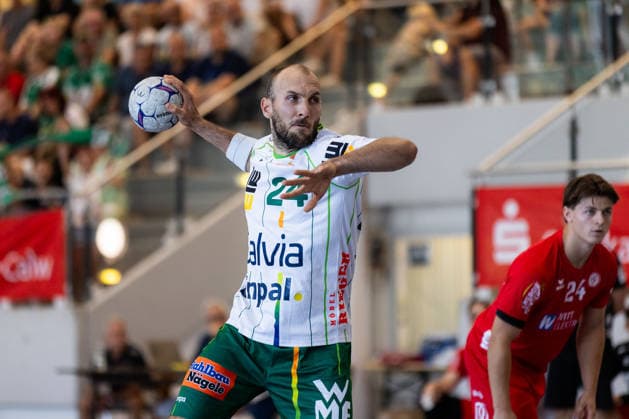 Marcel SCHILLER (FRISCH AUF! Goeppingen, 24) schießt schiesst einen Siebenmeter, erzielt ein Tor, Aktion, Torwurf GER, FRISCH AUF! Goeppingen vs. TSV Neuhausen Filder, Handball, Vorbereitung, Turnier, S-Cup Altensteig, Viertelfinale, Spielzeit 2026 2027, 07.08.2026, GER, FRISCH AUF! Goeppingen vs. TSV Neuhausen Filder, Handball, Vorbereitung, Turnier, S-Cup Altensteig, Viertelfinale, Spielzeit 2026 2027, 07.08.2026, Altensteig *** Marcel SCHILLER FRISCH AUF Goeppingen, 24 takes a seven-meter throw, scores a goal, play, shot on goal GER, FRISCH AUF Goeppingen vs. TSV Neuhausen Filder, handball, preseason, tournament, S Cup Altensteig, Quarterfinals, 2026–2027 season, August 7, 2026, GER, FRISCH AUF Goeppingen vs. TSV Neuhausen Filder, handball, preseason, tournament, S Cup Altensteig, quarterfinals, 2026–2027 season, August 7, 2026, Altensteig Copyright: xEibnerxPressefoto OliverxSchmidtx EP_OST