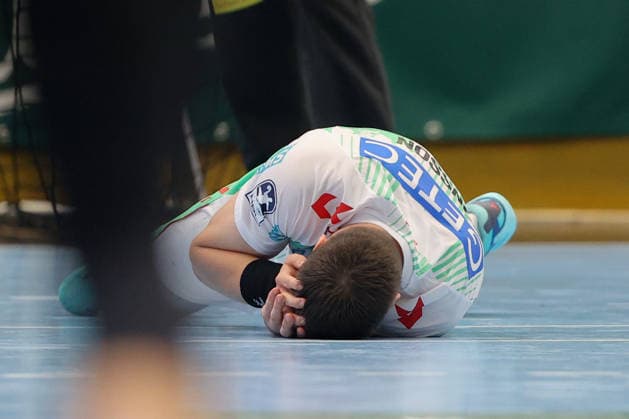 07.08.2026, xtgx, Handball Turnier, EHV Aue - SC Magdeburg emspor, v.l. Elvar Orn Jonsson (Magdeburg, 19) verletzt, Verletzung, Auge Lößnitz *** August 7, 2026, xtgx, Handball Tournament, EHV Aue vs. SC Magdeburg emspor, from left: Elvar Orn Jonsson (Magdeburg), 19 injured, injury, Auge Lößnitz