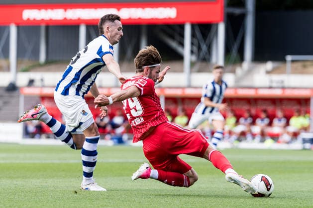 COLOGNE, GERMANY - AUGUST 07: Jan Thielmann (1. FC Koeln, 29) controls the ball against Jon Pacheco Dozagarat (Real Sociedad San Sebastian, 26) during a friendly match of season 2026 27 between 1. FC Köln vs. Real Sociedad San Sebastian at Geissbockheim on August 07, 2026 in Cologne, Germany. North Rhine Westphalia Germany Copyright: xSteffiexWunderlx