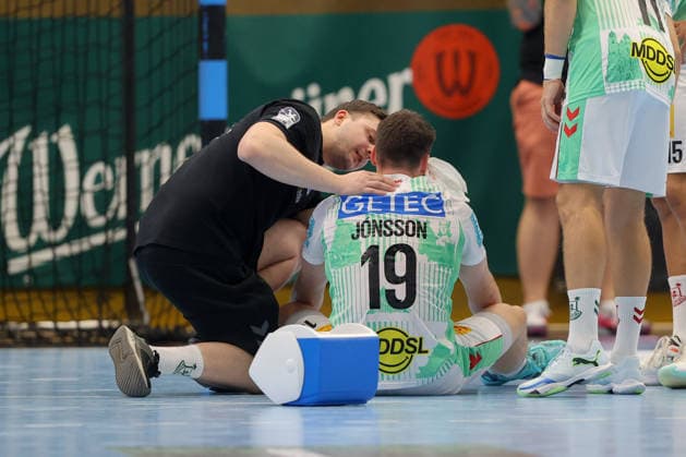 07.08.2026, xtgx, Handball Turnier, EHV Aue - SC Magdeburg emspor, v.l. Elvar Orn Jonsson (Magdeburg, 19) verletzt, Verletzung, Auge Lößnitz *** August 7, 2026, xtgx, Handball Tournament, EHV Aue vs. SC Magdeburg emspor, from left: Elvar Orn Jonsson (Magdeburg), 19 injured, injury, Auge Lößnitz